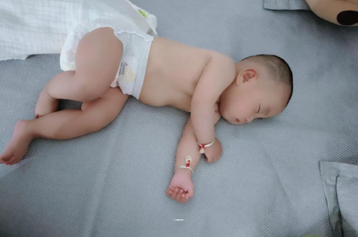 广州几个月宝宝会抬头
